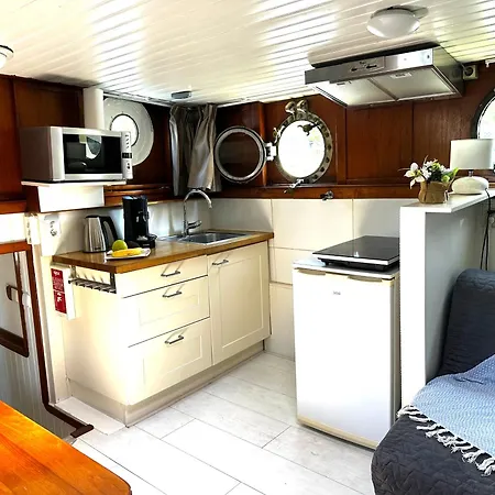 Unitas Botel