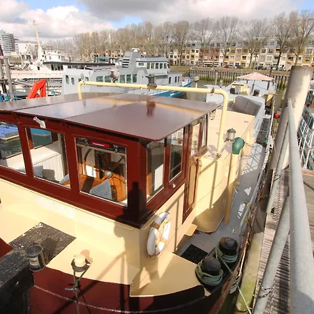 Unitas Botel