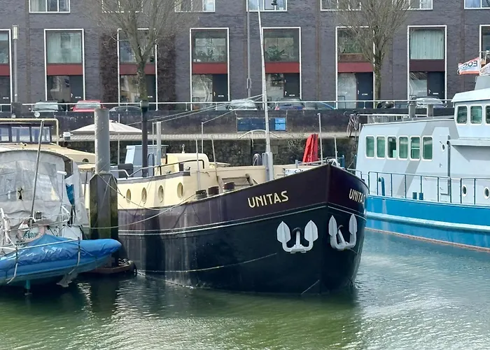 Unitas Botel *